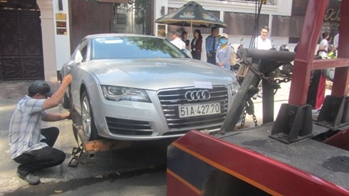 Một ô tô Audi đậu trên vỉa hè tại quận 1 bị cơ quan chức năng kéo về phường chờ xử lý (ảnh: P.L)