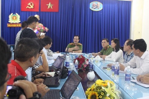 Quang cảnh buổi họp báo thông tin vụ việc tại Công an quận Thủ Đức chiều ngày 13/3 (ảnh: P.L)