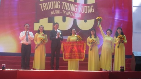 Lãnh đạo Trường Trưng Vương nhận cờ truyền thống từ lãnh đạo UBND TP.HCM (Ảnh: P.L)