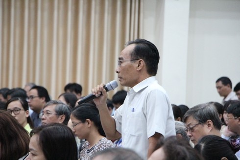 Cử tri thành phố phát biểu tại buổi tiếp xúc với Chủ tịch nước Trần Đại Quang (ảnh: P.L)