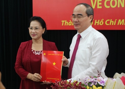 Chủ tịch Quốc hội Nguyễn Thị Kim Ngân trao quyết định phân công nhiệm vụ cho ông Nguyễn Thiện Nhân (ảnh: P.L)