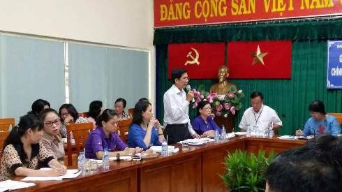 Trưởng phòng Giáo dục quận 10 - ông Nguyễn Thành Văn báo cáo tình hình giáo dục quận (ảnh: H.Nam)