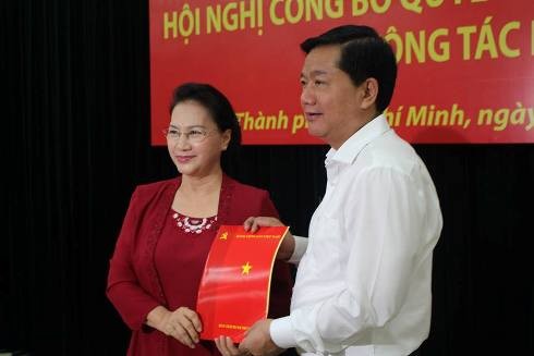 Chủ tịch Quốc hội Nguyễn Thị Kim Ngân trao quyết định phân công nhiệm vụ cho ông Đinh La Thăng (ảnh: P.L)