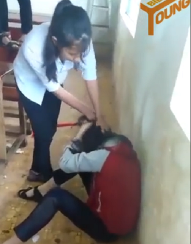 Hành vi đánh bạn của nữ sinh Trường Thừa Đức, huyện Cẩm Mỹ, tỉnh Đồng Nai (ảnh cắt từ clip)