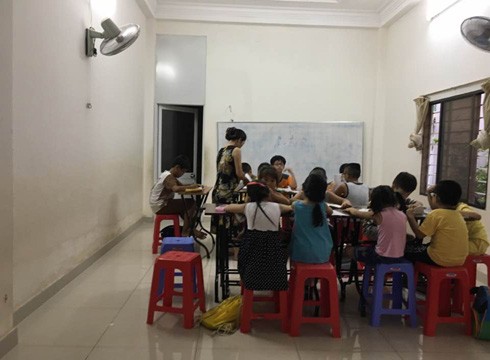 Học sinh học buổi 2 sau khi ăn ngủ tại một điểm bán trú vệ tinh ở quận Bình Tân (ảnh: P.L)