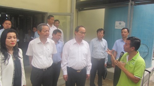 Bí thư Thành ủy Thành phố Hồ Chí Minh Nguyễn Thiện Nhân (giữa) thị sát khu xử lý rác của Đa Phước (ảnh: P.L)