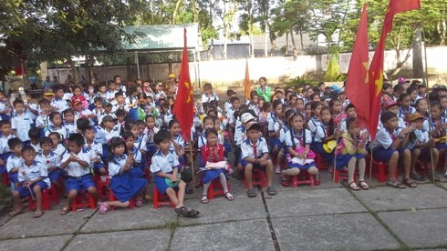Học sinh Trường tiểu học, trung học cơ sở Tân Thuận 1 trong 1 buổi lễ của trường (ảnh: website trường)