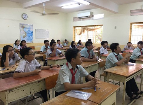 Học sinh bắt đầu môn thi Ngoại ngữ ở điểm thi Trường Phú Mỹ, quận Bình Thạnh (Ảnh: P.L)