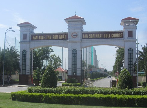 Cổng vào hoành tráng, nguy nga của sân golf Tân Sơn Nhất (ảnh: P.L)