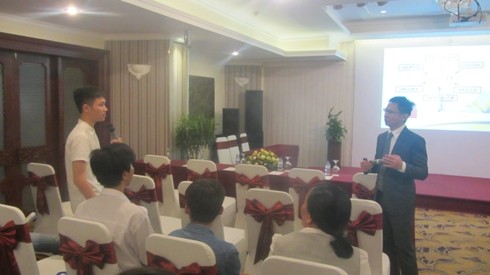 Đại diện lãnh đạo của NIE giải đáp tận tình thắc mắc của sinh viên Thành phố Hồ Chí Minh (ảnh: P.L)