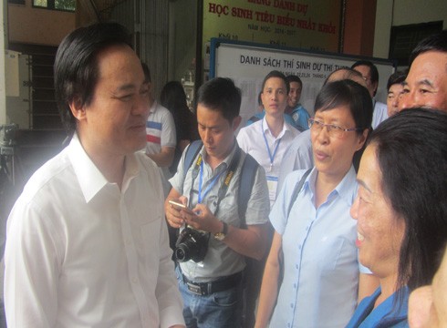 Bộ trưởng Phùng Xuân Nhạ thăm hỏi, động viên phụ huynh trước khi kỳ thi bắt đầu (ảnh: P.L)