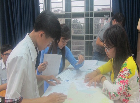 Thí sinh kiểm tra lại thông tin cá nhân tại điểm thi Trường Nguyễn Hữu Huân (ảnh: P.L)