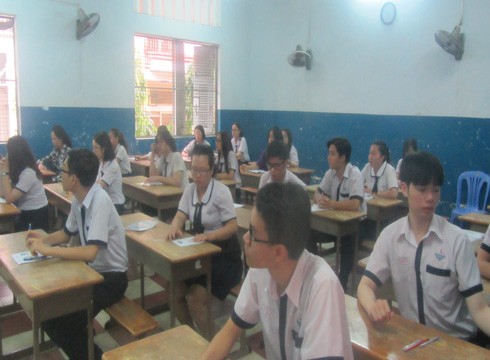 Thí sinh trước giờ làm bài môn Văn tại điểm thi Trường Võ Thị Sáu, quận Bình Thạnh (ảnh: P.L)