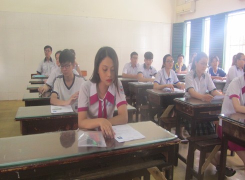 Thí sinh tại điểm thi Trường trung học phổ thông Nguyễn Trung Trực chuẩn bị làm bài môn Ngoại ngữ (ảnh: P.L)