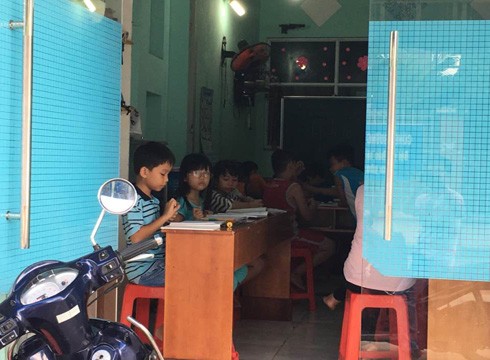 Học sinh tiểu học đi học thêm tại một cơ sở trên đường HT31, phường Hiệp Thành sáng 30/6 (ảnh: P.L)