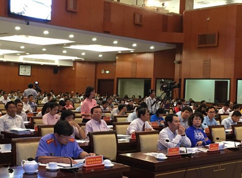 Đại biểu Hội đồng nhân dân Thành phố Hồ Chí Minh thảo luận về vấn đề vỉa hè của thành phố (ảnh: P.L)