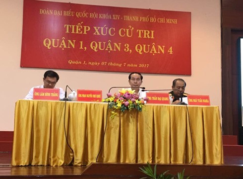 Chủ tịch nước Trần Đại Quang và các đại biểu Quốc hội tiếp xúc cử tri (ảnh: P.L)