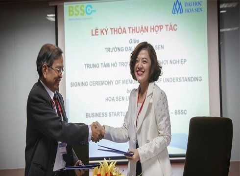 Phó Giáo sư Lưu Tiến Hiệp - Hiệu trưởng trường Hoa Sen và bà Trương Lý Hoàng Phi , Giám đốc BSSC ký kết hợp tác