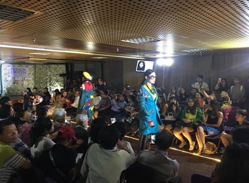 Một bộ sưu tập thời trang của sinh viên Trường Hoa Sen được trình diễn tại buổi lễ (ảnh: P.L)