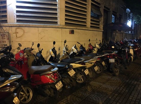 Bãi giữ xe máy ở đường Nguyễn Siêu vi phạm về diện tích giữ xe bị đề nghị rút giấy phép (ảnh: P.L)