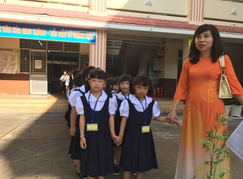 Học sinh lớp 1 của Trường Lạc Long Quân và cô giáo chủ nhiệm trong ngày tựu trường (ảnh: P.L)