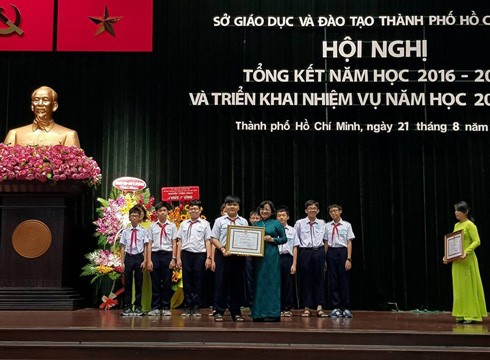 Trưởng ban Tuyên giáo Thành ủy Thân Thị Thư tặng bằng khen cho các học sinh xuất sắc năm học qua (Ảnh: P.L)