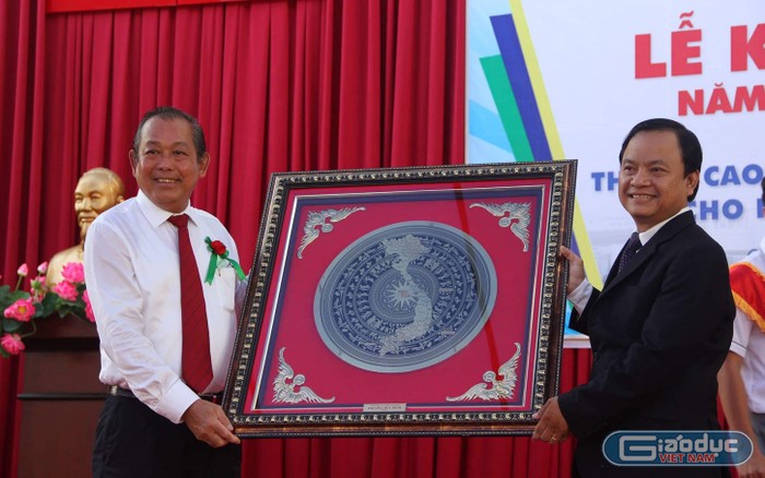 Phó Thủ tướng Trương Hòa Bình tặng quà lưu niệm Trường Trung học phổ thông Võ Văn Kiệt. ảnh: Phương Linh.