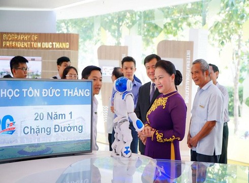 Chủ tịch Quốc hội Nguyễn Thị Kim Ngân tham quan cơ sở vật chất của Trường Tôn Đức Thắng (ảnh: TDT)