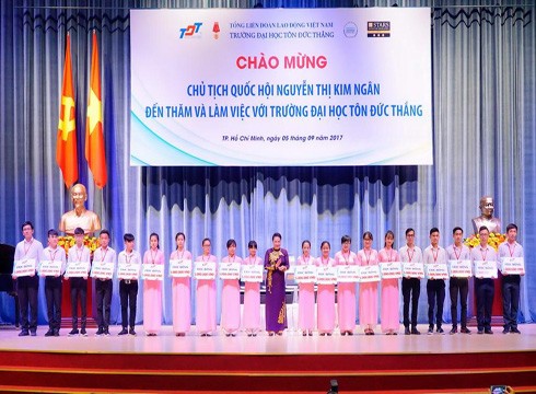 Bà Nguyễn Thị Kim Ngân trao tặng 20 suất học bổng cho các tân sinh viên của nhà trường (ảnh: TDT)