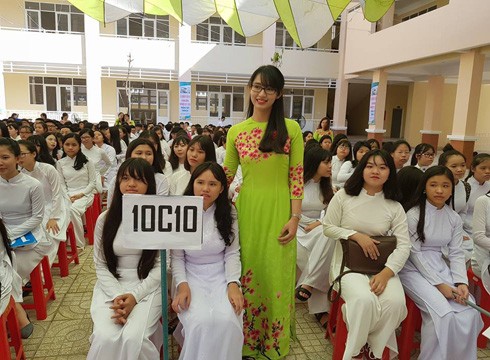 Cô Minh Anh, chủ nhiệm lớp 10C10 và các nữ sinh tươi tắn trong ngày khai giảng năm học (ảnh: P.L)