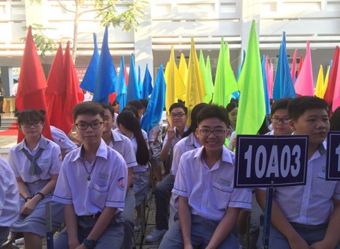 Học sinh lớp 10 Trường Võ Văn Kiệt hân hoan chào đón năm học mới, năm học 2017 - 2018 (ảnh: P.L)