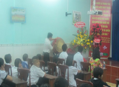 Thầy Huỳnh Thúc Tịnh - Hiệu trưởng đánh trống khai giảng năm học mới (ảnh: P.L)