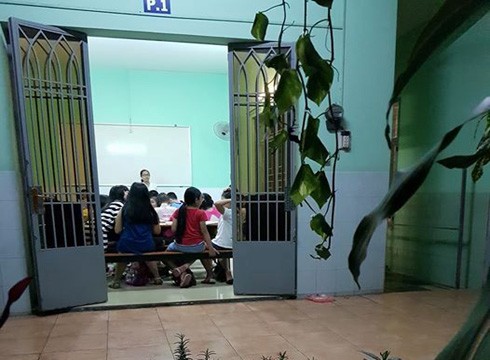 Giáo viên thuê phòng dạy cho học sinh tiểu học ở cơ sở dạy thêm Bảo Nhi (ảnh: P.L)