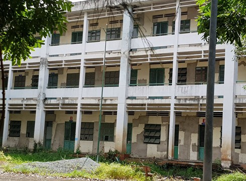 Toàn bộ các phòng học đều bị xuống cấp nghiêm trọng, rất hoang tàn (ảnh: P.L)