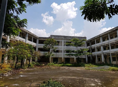 Toàn cảnh Trường tiểu học Phú Định bị bỏ hoang suốt nhiều năm nay do sụt lún (ảnh: P.L)