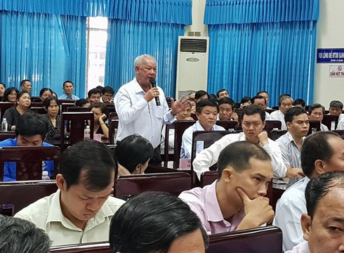 Cử tri huyện Hóc Môn phát biểu tại Hội nghị tiếp xúc với Bí thư Nguyễn Thiện Nhân (ảnh: P.L)