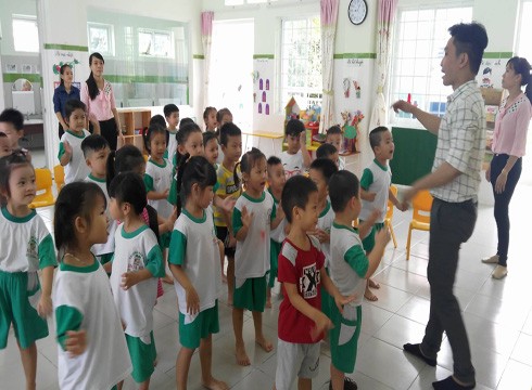 Giờ học của các học sinh lớp tiên tiến ở Trường mầm non Họa Mi, huyện Nhà Bè (ảnh: P.L)