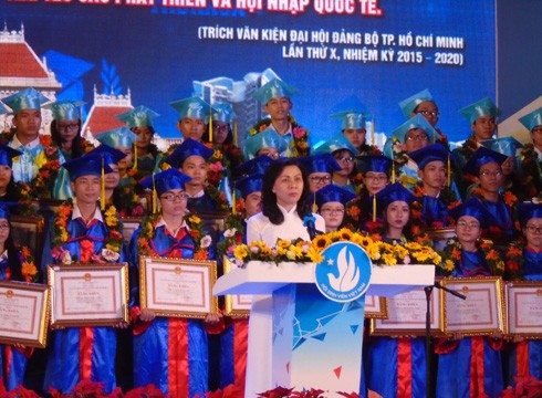 Bà Nguyễn Thị Thu phát biểu, chia vui với các thủ khoa Đại học, Cao đẳng năm 2017 (ảnh: N.T)