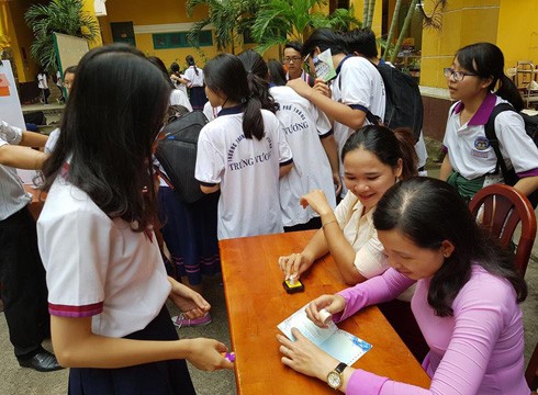 Học sinh đóng dấu tham gia hoạt động trải nghiệm để cộng điểm môn Toán (ảnh: P.L)
