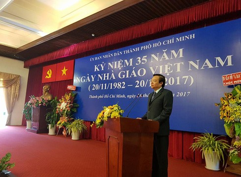 Giám đốc Sở Giáo dục và Đào tạo thành phố - ông Lê Hồng Sơn phát biểu ôn lại kỷ niệm ngày 20/11 (ảnh: P.L)
