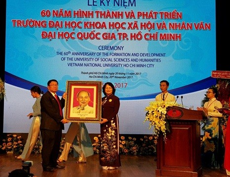 Phó Chủ tịch nước trao tặng quà kỷ niệm cho lãnh đạo nhà trường nhân kỷ niệm 60 năm thành lập (ảnh: P.L)