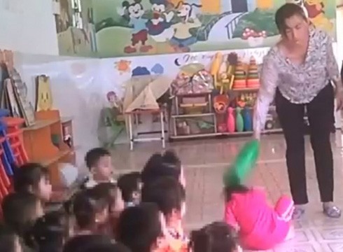 Một hành vi hành hạ trẻ em của bà Linh được đoạn video clip ghi lại (ảnh: TTO)