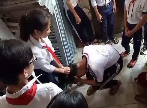 Hình ảnh mô tả cảnh các nữ sinh đánh nhau ở Trường Trần Hưng Đạo, Rạch Giá (ảnh từ video clip)