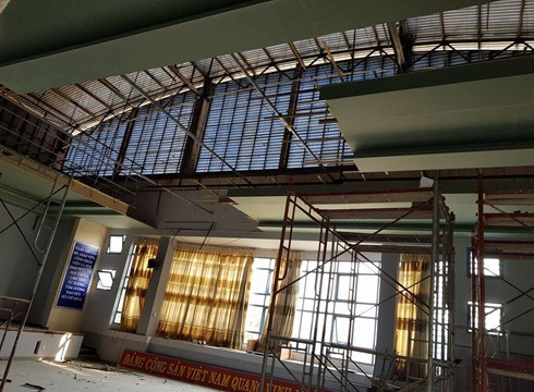 La phông trần hội trường của Trường Nguyễn Hữu Tiến phải sửa gần 210 triệu đồng (ảnh: P.L)