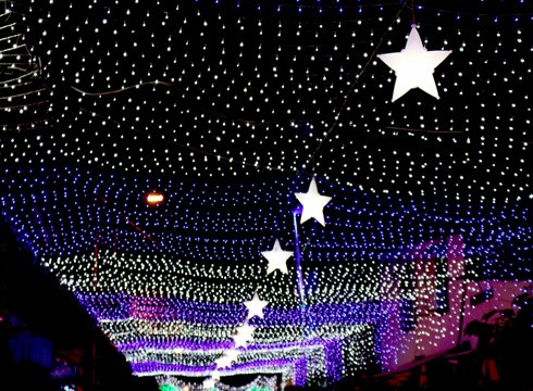 Hàng nghìn bóng đèn LED được trang trí đủ màu sắc rực rỡ khắp khu vực xóm đạo (ảnh: T.P)
