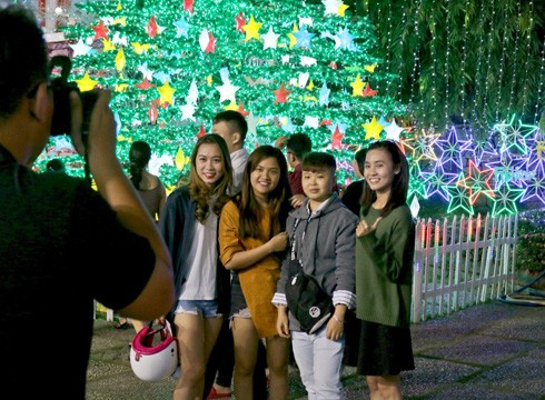 Một nhóm bạn trẻ Sài Gòn đi chơi ở Xóm đạo dịp Giáng sinh về (ảnh: T.P)