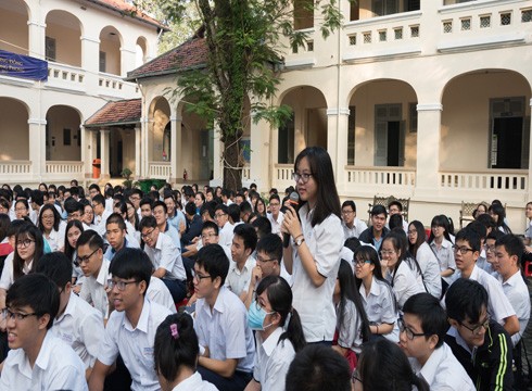 Học sinh Trường Lê Hồng Phong đặt câu hỏi tại buổi ngoại khóa với Trường Hoa Sen (ảnh: CTV)