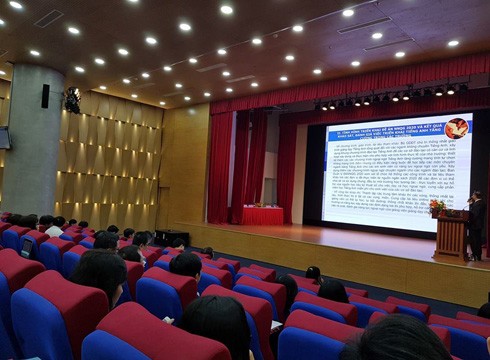 Phó Giáo sư Trần Anh Tuấn báo cáo về đề án ngoại ngữ quốc gia 2020 tại Hội thảo (ảnh: P.L)