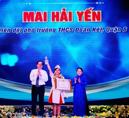 Mai Hải Yến khi được lãnh đạo thành phố trao danh hiệu công dân trẻ tiêu biểu (ảnh: T.P)
