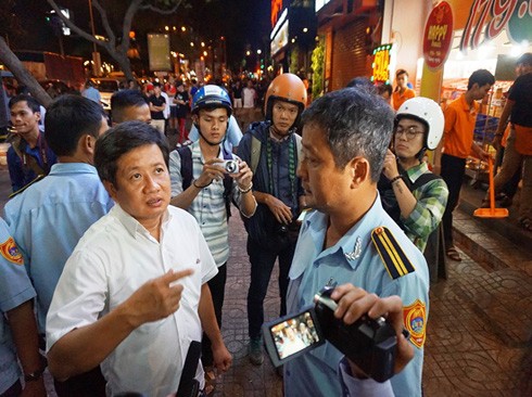 Ông Đoàn Ngọc Hải (áo trắng) trong một lần ra quân đòi lại vỉa hè cho người đi bộ (ảnh: VietNamNet)